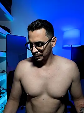 Snapshot of towers_j chatting on 12/17/25, 10:38 towers j online show from 12/17/25, 10:38