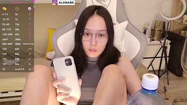 Snapshot of aliiiiiina chatting on 12/21/24, 01:47 aliiiiiina online show from 12/21/24, 01:47