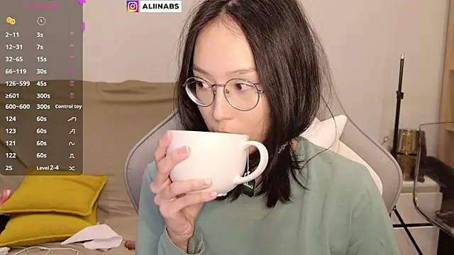 Snapshot of aliiiiiina chatting on 12/26/24, 05:19 aliiiiiina online show from 12/26/24, 05:19