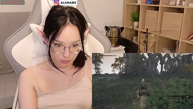 Snapshot of aliiiiiina chatting on 12/29/24, 09:52 aliiiiiina online show from 12/29/24, 09:52