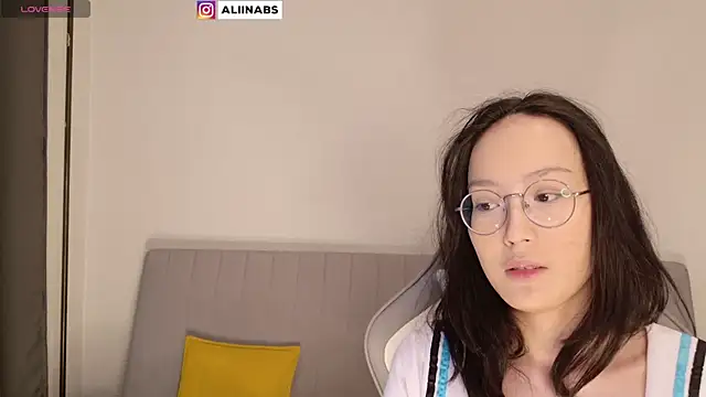 Snapshot of aliiiiiina chatting on 01/24/25, 11:56 aliiiiiina online show from 01/24/25, 11:56