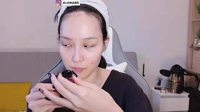 Snapshot of aliiiiiina chatting on 01/26/25, 03:48 aliiiiiina online show from 01/26/25, 03:48