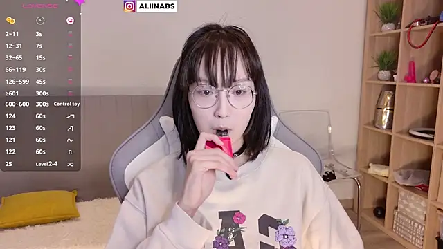 Snapshot of aliiiiiina chatting on 02/06/25, 04:03 aliiiiiina online show from 02/06/25, 04:03