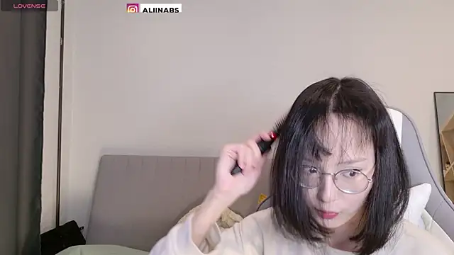 Snapshot of aliiiiiina chatting on 02/17/25, 11:53 aliiiiiina online show from 02/17/25, 11:53