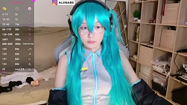 Snapshot of aliiiiiina chatting on 03/06/25, 04:49 aliiiiiina online show from 03/06/25, 04:49