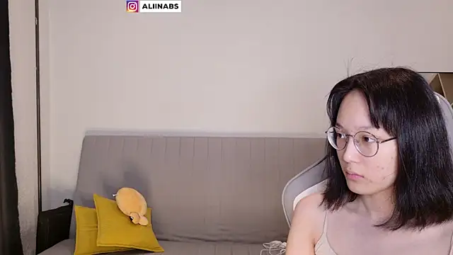 Snapshot of aliiiiiina chatting on 03/23/25, 02:04 aliiiiiina online show from 03/23/25, 02:04