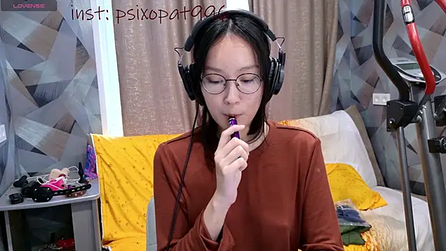 Snapshot of aliiiiiina chatting on 10/14/25, 06:47 aliiiiiina online show from 10/14/25, 06:47