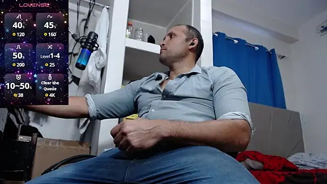 Snapshot of lewislamxxx_hot chatting on 12/27/24, 06:42 lewislamxxx hot online show from 12/27/24, 06:42