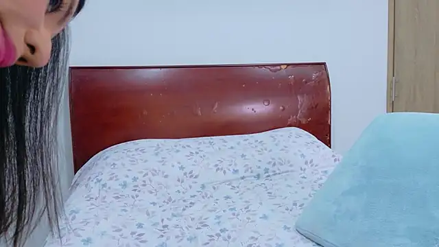 Snapshot of Steph_F chatting on 10/23/25, 04:01 Steph F online show from 10/23/25, 04:01