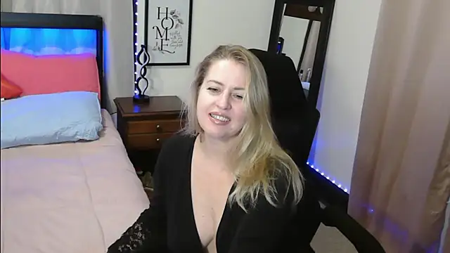 Snapshot of HollieBim chatting on 12/16/24, 12:38 HollieBim online show from 12/16/24, 12:38