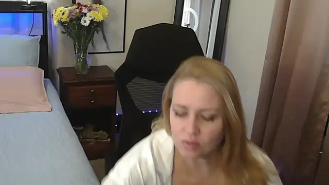 Snapshot of HollieBim chatting on 01/09/25, 03:55 HollieBim online show from 01/09/25, 03:55