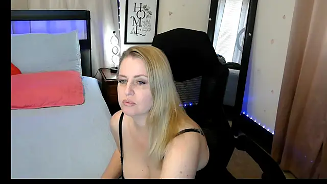 Snapshot of HollieBim chatting on 03/21/25, 02:51 HollieBim online show from 03/21/25, 02:51