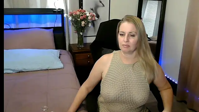 Snapshot of HollieBim chatting on 09/11/25, 03:12 HollieBim online show from 09/11/25, 03:12