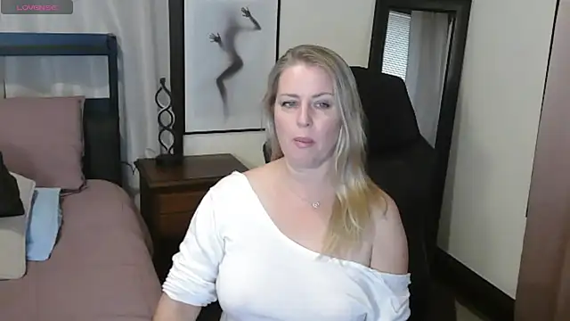 Snapshot of HollieBim chatting on 09/29/25, 01:38 HollieBim online show from 09/29/25, 01:38