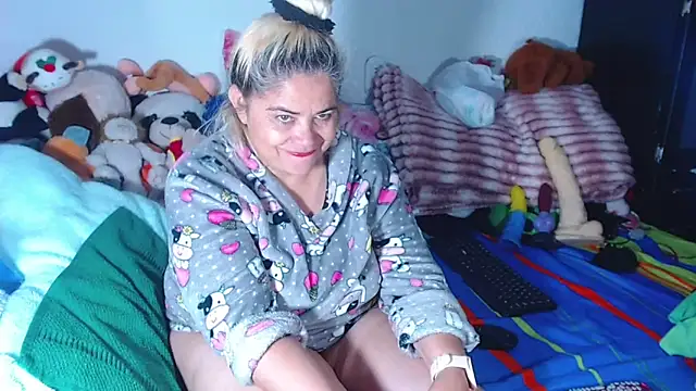 Snapshot of estrellita_fugaz16x chatting on 06/11/26, 04:10 estrellita fugaz16x online show from 06/11/26, 04:10
