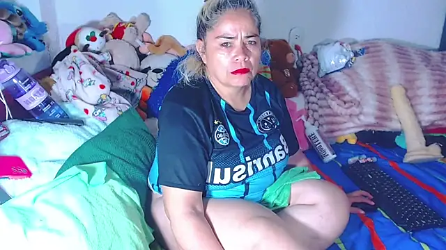Snapshot of estrellita_fugaz16x chatting on 06/19/26, 03:44 estrellita fugaz16x online show from 06/19/26, 03:44