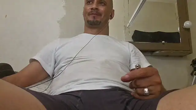 Snapshot of leonar0101 chatting on 09/26/25, 03:49 leonar0101 online show from 09/26/25, 03:49