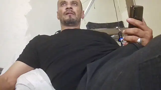 Snapshot of leonar0101 chatting on 11/25/25, 04:45 leonar0101 online show from 11/25/25, 04:45