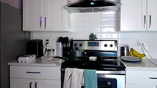 Snapshot of honeyybabyy112 chatting on 03/08/25, 04:17 honeyybabyy112 online show from 03/08/25, 04:17