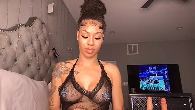 Snapshot of honeyybabyy112 chatting on 11/08/25, 05:18 honeyybabyy112 online show from 11/08/25, 05:18