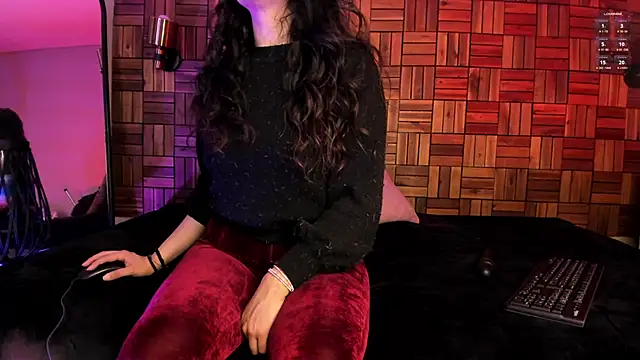 Snapshot of veronicafalcon chatting on 12/23/24, 05:54 veronicafalcon online show from 12/23/24, 05:54