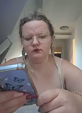 Snapshot of Fiona0705 chatting on 09/24/25, 06:28 Fiona0705 online show from 09/24/25, 06:28