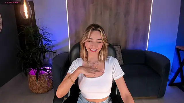 Snapshot of MelissaMoore_ chatting on 12/01/25, 03:55 MelissaMoore online show from 12/01/25, 03:55