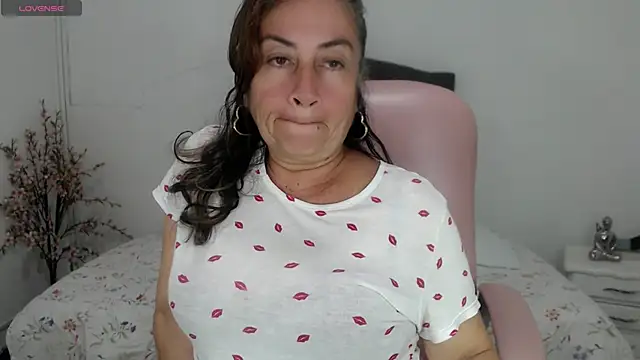 Snapshot of stepmother_105 chatting on 11/08/25, 02:39 stepmother 105 online show from 11/08/25, 02:39