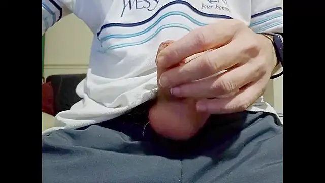 Snapshot of hairyuncut00 chatting on 09/19/25, 11:49 hairyuncut00 online show from 09/19/25, 11:49