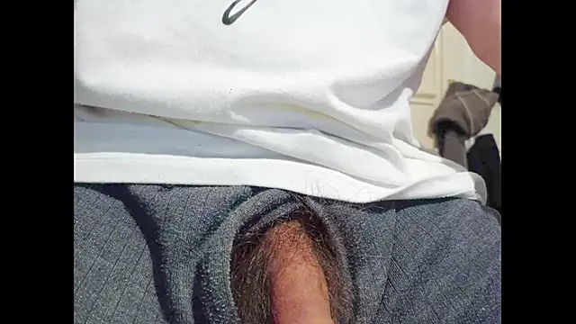 Snapshot of hairyuncut00 chatting on 11/21/25, 09:46 hairyuncut00 online show from 11/21/25, 09:46