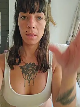 Snapshot of TassiTyne chatting on 12/22/25, 10:12 TassiTyne online show from 12/22/25, 10:12