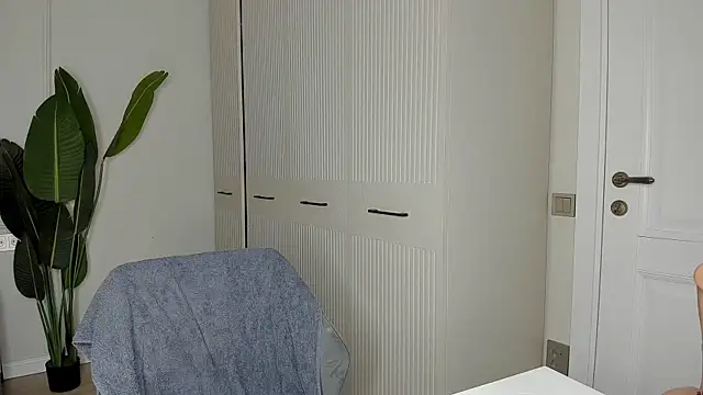 Snapshot of xx_leila chatting on 10/08/25, 10:57 xx leila online show from 10/08/25, 10:57