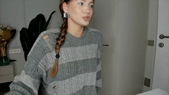 Snapshot of xx_leila chatting on 11/09/25, 10:24 xx leila online show from 11/09/25, 10:24