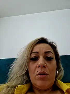 Snapshot of Ruxy42ETT chatting on 03/03/25, 08:05 Ruxy42ETT online show from 03/03/25, 08:05