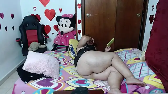 Snapshot of Britney-22 chatting on 02/19/25, 12:57 Britney-22 online show from 02/19/25, 12:57