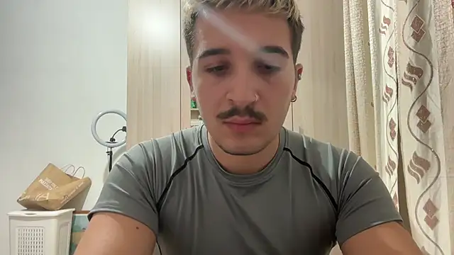 Snapshot of igiuil chatting on 11/17/25, 10:26 igiuil online show from 11/17/25, 10:26