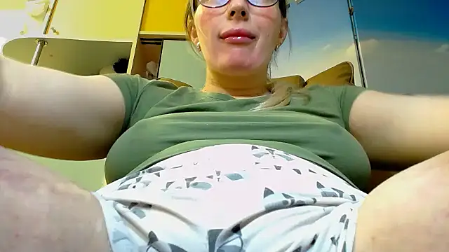 Snapshot of miaa_sunn chatting on 12/04/25, 12:47 miaa sunn online show from 12/04/25, 12:47