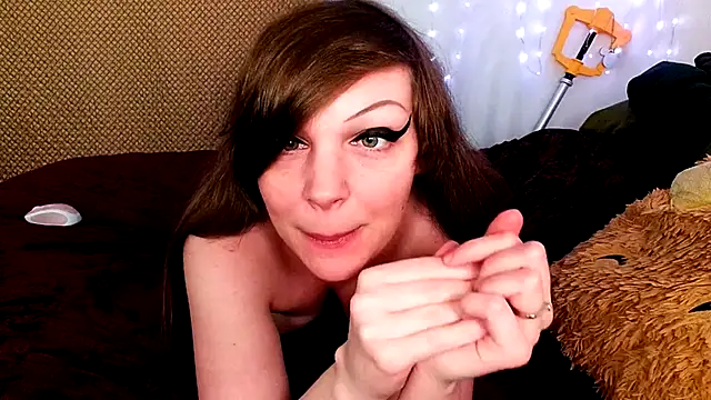 Snapshot of GamerGirlRoxyAndLee chatting on 01/04/25, 10:13 GamerGirlRoxyAndLee online show from 01/04/25, 10:13