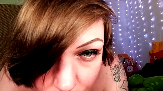 Snapshot of GamerGirlRoxyAndLee chatting on 03/02/25, 04:07 GamerGirlRoxyAndLee online show from 03/02/25, 04:07