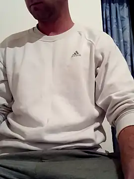 Snapshot of Rolandxxxr chatting on 01/15/25, 04:32 Rolandxxxr online show from 01/15/25, 04:32