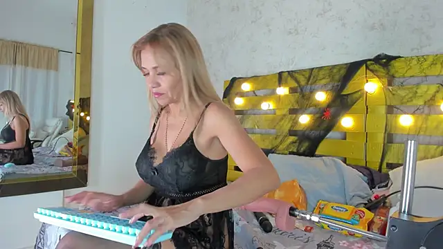 elena mature online show from 10/29/25, 01:02