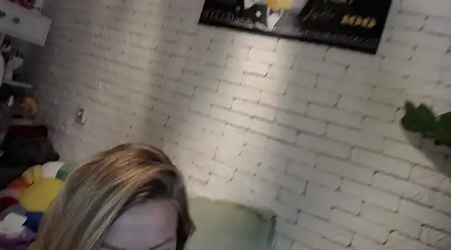 Snapshot of Angel_girllovemy chatting on 03/10/25, 01:43 Angel girllovemy online show from 03/10/25, 01:43