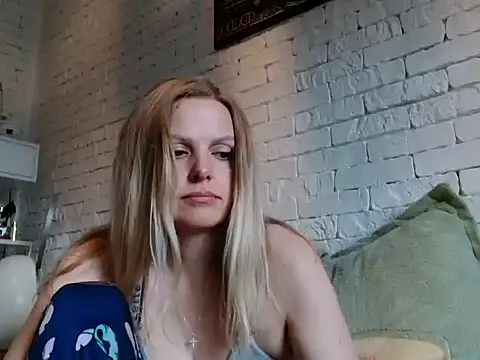 Snapshot of Angel_girllovemy chatting on 10/17/25, 08:28 Angel girllovemy online show from 10/17/25, 08:28