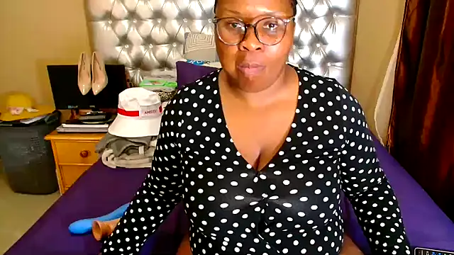 Snapshot of missboobsxx chatting on 11/25/25, 12:49 missboobsxx online show from 11/25/25, 12:49