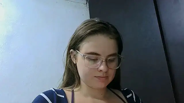 Snapshot of HellenMiyer1111 chatting on 06/10/26, 03:44 HellenMiyer1111 online show from 06/10/26, 03:44