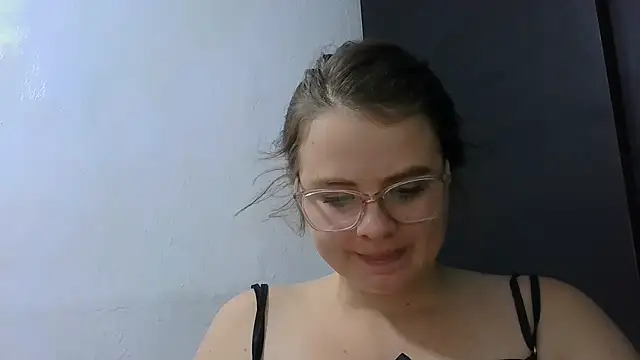 Snapshot of HellenMiyer1111 chatting on 07/04/26, 02:56 HellenMiyer1111 online show from 07/04/26, 02:56