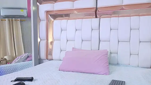 Snapshot of sexysistter chatting on 02/14/26, 12:13 sexysistter online show from 02/14/26, 12:13