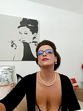 Snapshot of RebeccaNoble chatting on 10/06/25, 10:12 RebeccaNoble online show from 10/06/25, 10:12