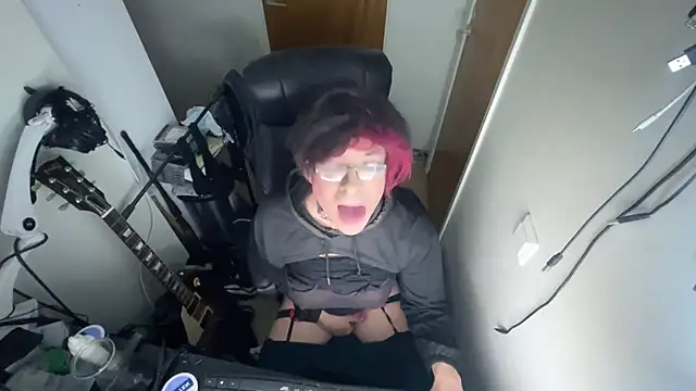 Snapshot of ecd011 chatting on 03/16/25, 04:20 ecd011 online show from 03/16/25, 04:20