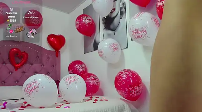 Snapshot of izzy_cum chatting on 02/14/25, 12:03 izzy cum online show from 02/14/25, 12:03